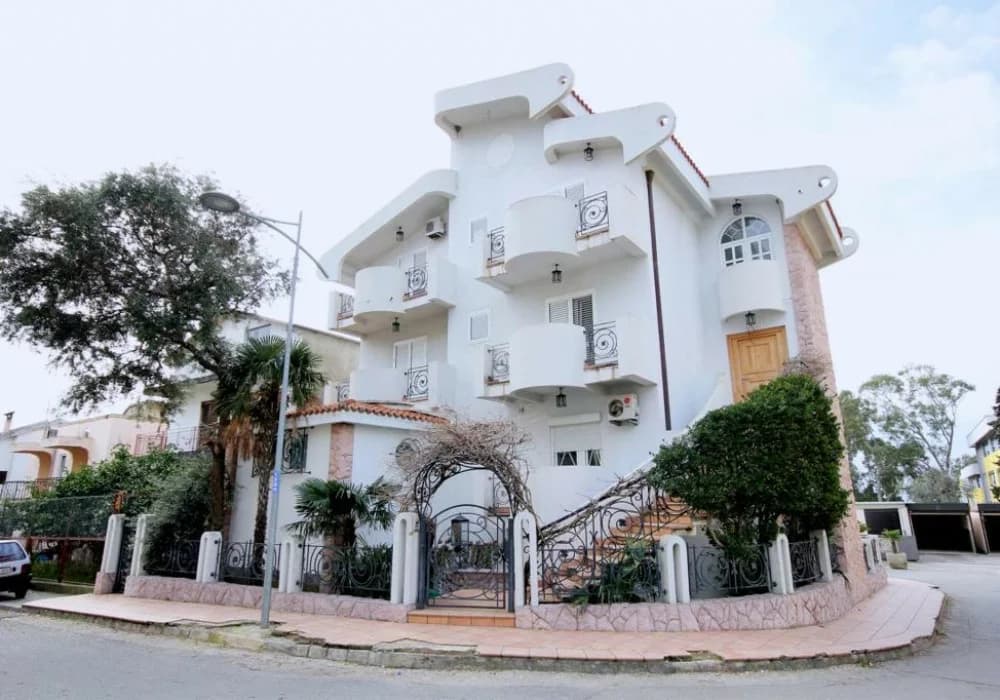 6 bedroom house